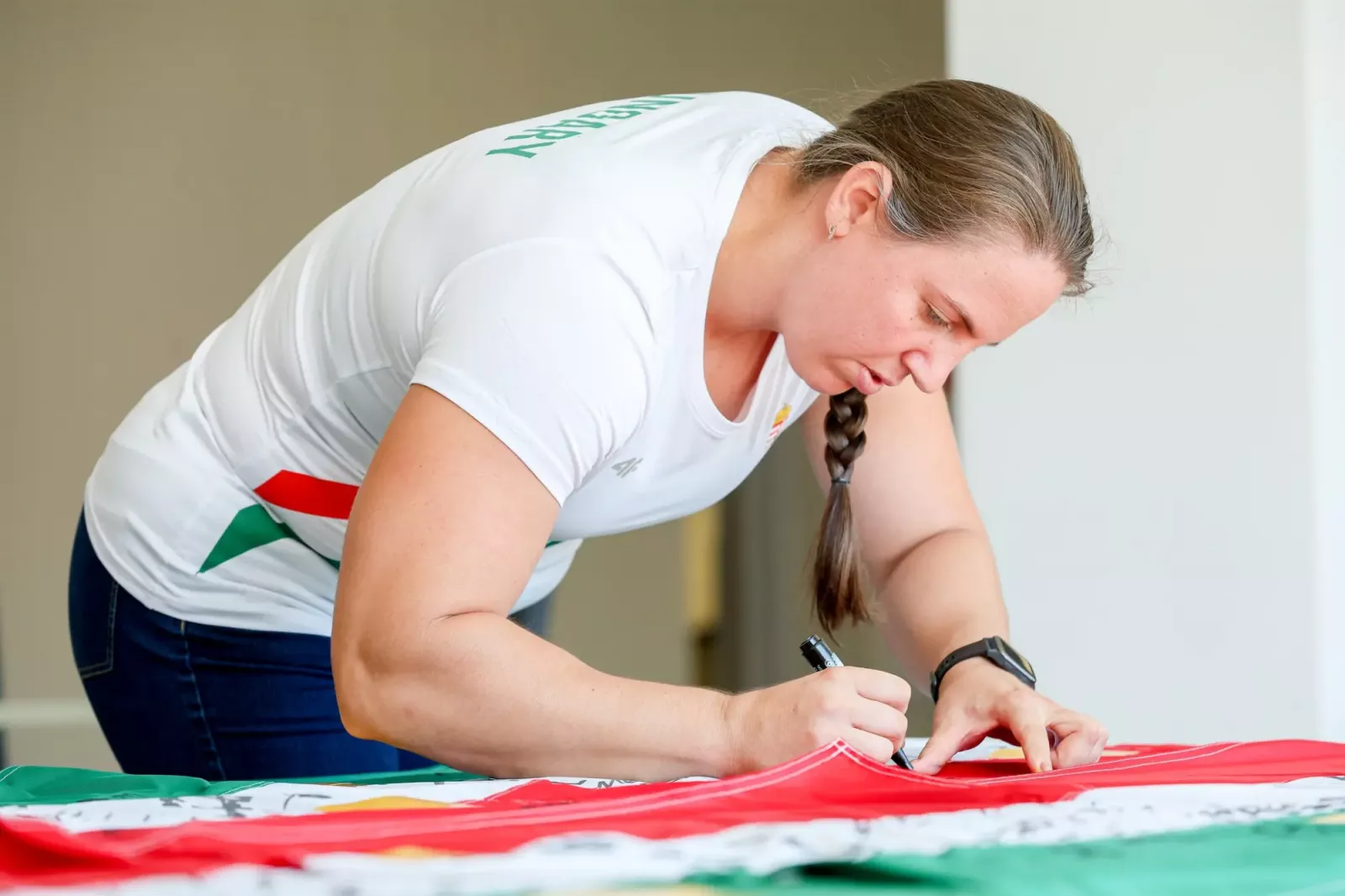 A vb előtti csapatgyűlésen minden sportoló aláírta a közös magyar zászlót (Fotó: Magyar Atlétikai Szövetség)
